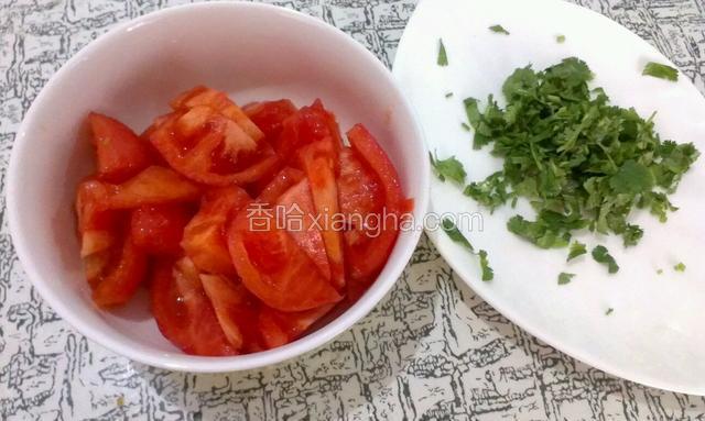 把西红柿用热水烫一下去皮切块，香菜切碎