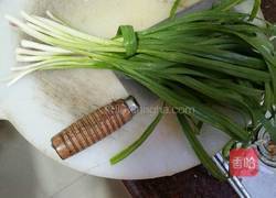 蒜苗炒五香卷的做法图解2