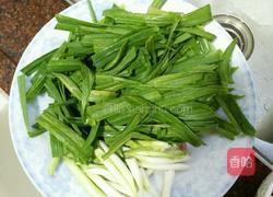 蒜苗炒五香卷的做法图解4