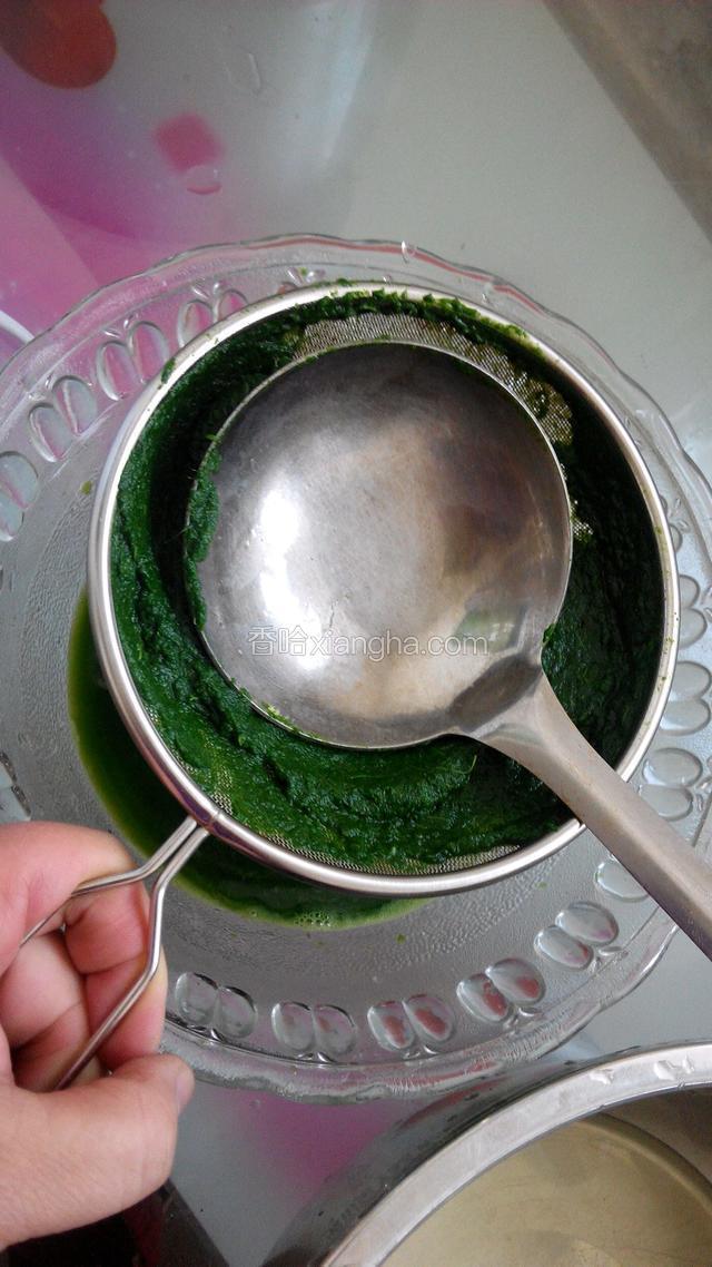把搅拌液倒进漏勺，用饭勺背部挤出水分