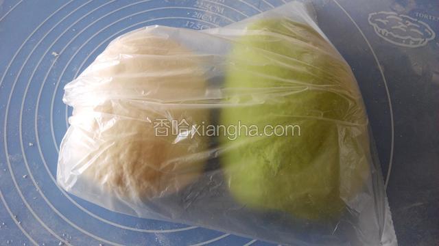 把面团放保鲜袋里，醒20分钟
