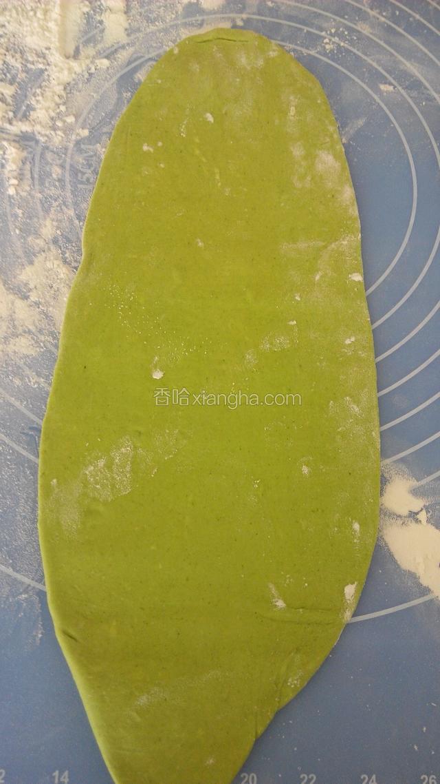 取一块菠菜面，揉匀，擀成面片