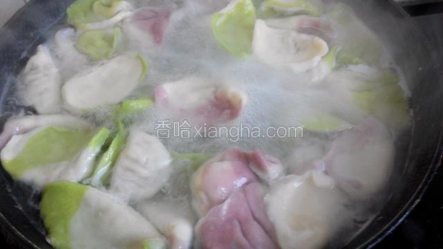 水烧开，下入饺子