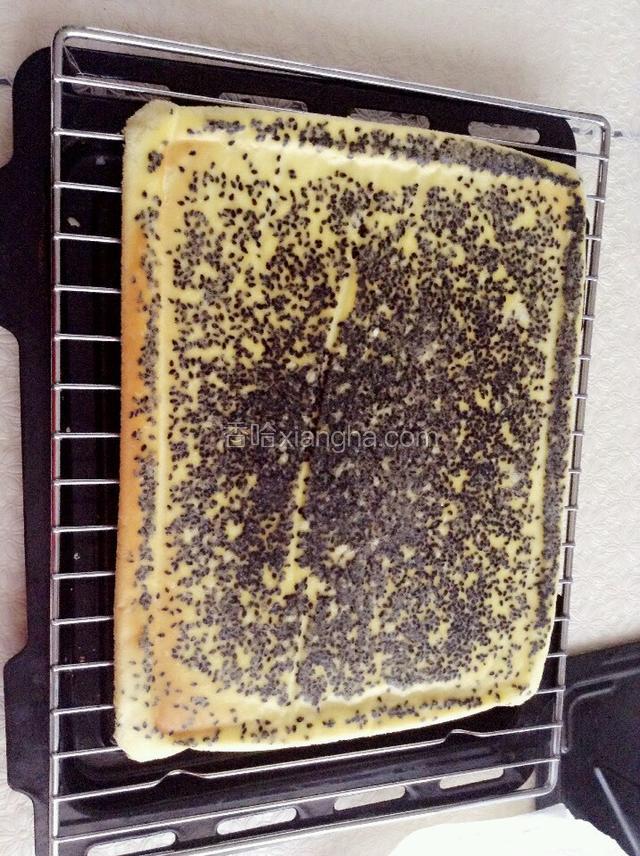 将烤盘放入烤箱140度烤20分钟。端出烤盘立即倒扣，将油纸撕掉。