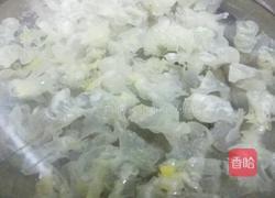 牛奶桃胶银耳羹的做法图解2