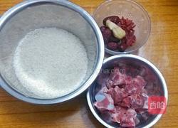 红枣枸杞排骨粥的做法图解1