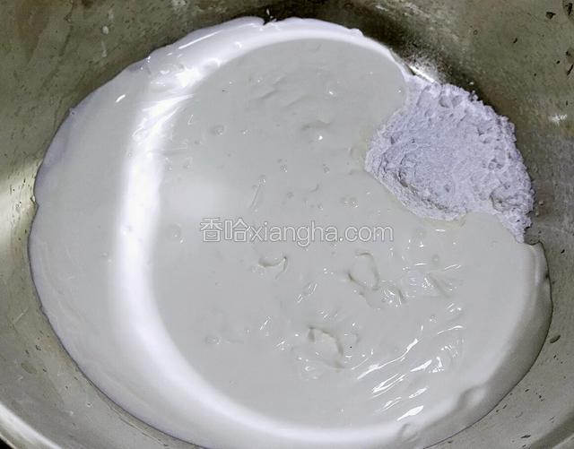 水果洗净控干水份待用，鲜奶和细砂糖粉倒入无油无水干净盆里用电动打蛋器先是低速打发