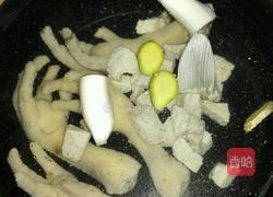 瘦肉鸡爪猴头煲的做法图解2