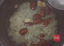 莲子银耳红枣枸杞汤的做法图解3