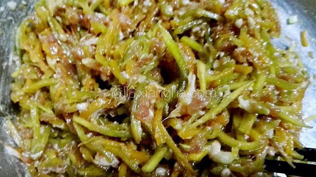 加少许香油，与肉馅和成南瓜馅待用