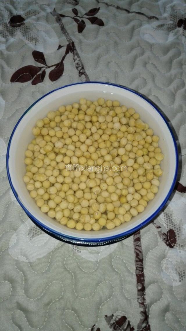 将黄豆洗净泡于水中，约三个小时。