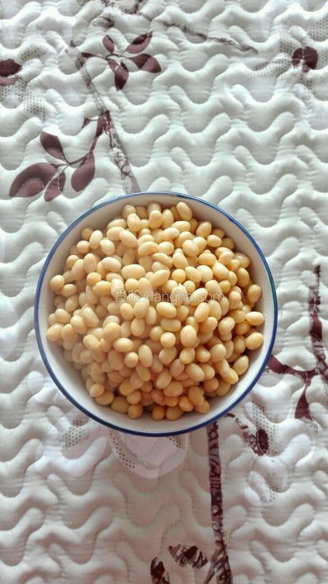 时间到后，将黄豆沥干水盛入碗中，以备待用。