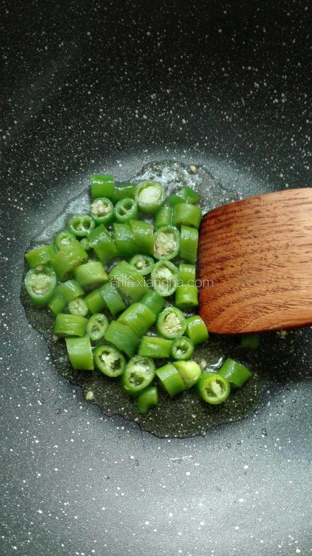 油烧热至八成时，倒入青椒。