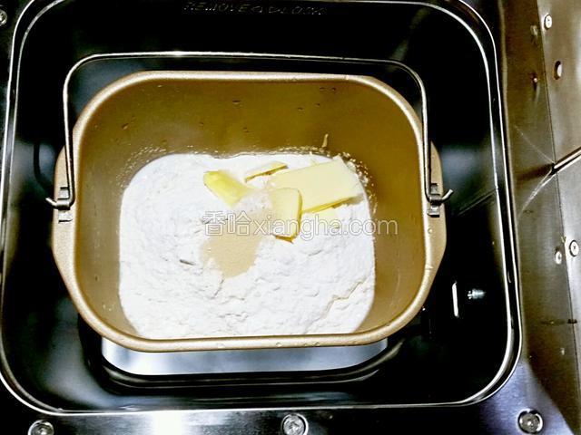 除巧克力醬和裝飾品，其他全部材料放進麵包機的麵包桶裡，酵母後下