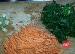 清炒菠菜胡萝卜的做法图解1