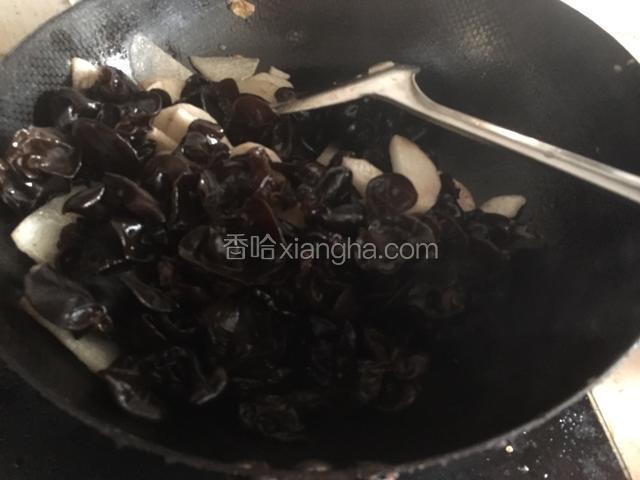 加入黑木耳，继续翻炒。都变软?加入糖、盐、醋，翻炒一下，倒入少量的水。
