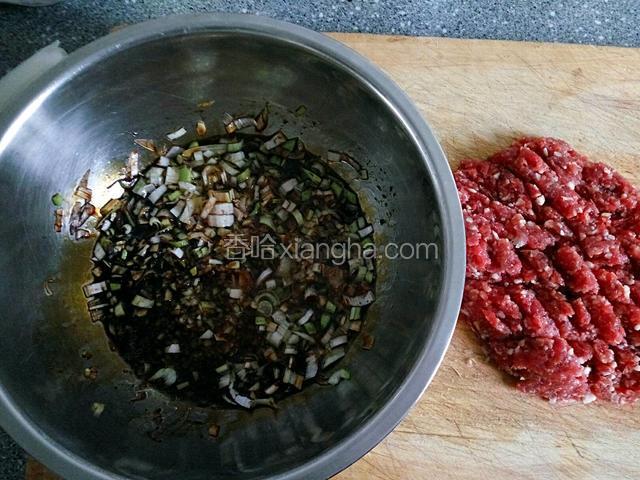 然后把葱姜末，酱油香油，盐拌匀，在把牛肉馅放入拌均匀备用