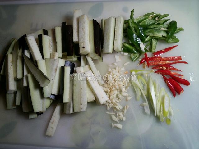 茄子切条、辣椒葱切丝、蒜切碎