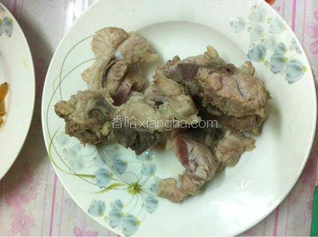 如图：去点血水，将龙骨捞起，在清洗一遍