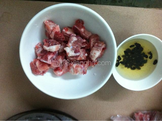 如图：将排骨用淘米水洗干净，豆豉用清水清洗