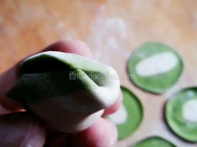 将两边用手指往里推一下，这样包出来的耳朵不大哦