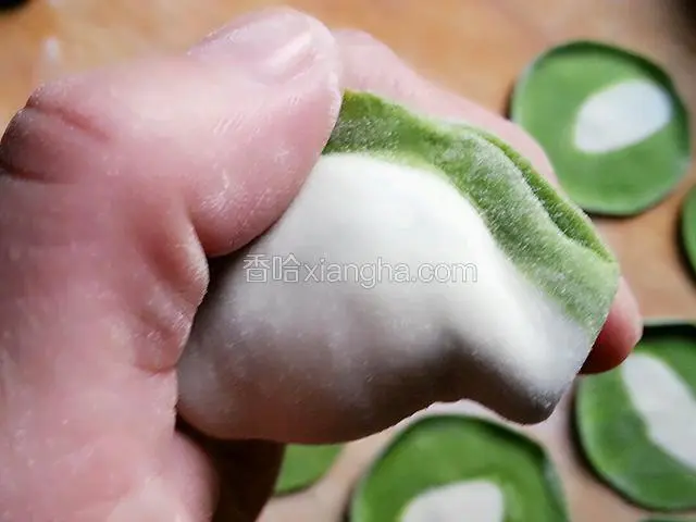 放在两手食指上，往里一窝，用劲要匀哈
