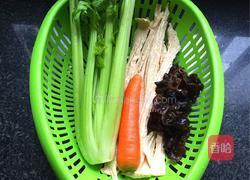 西芹木耳炒腐竹的做法图解1