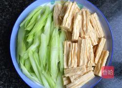 西芹木耳炒腐竹的做法图解4