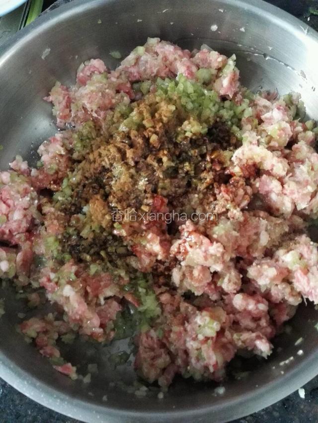 加入准备好的调料拌匀，先加油拌匀再加入盐，这样馅料外裹着一层油不会浸入太多的盐份，减少菜出水