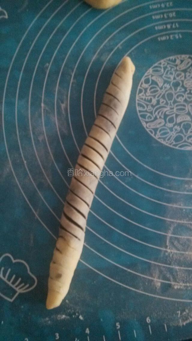 把面团反过来卷起