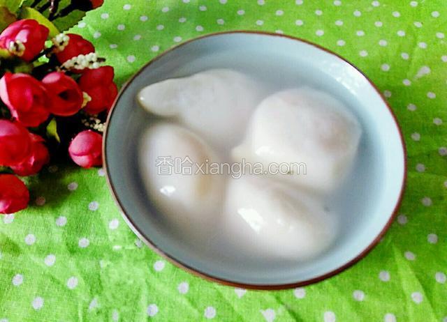 青菜的清爽，香菇的鲜爽和肉末的肥瘦相得益彰，味道鲜美。好好享受这碗上海圆子吧。