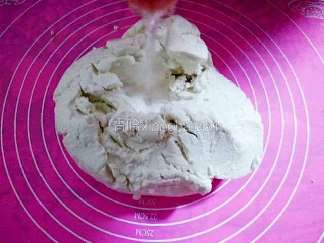 糯米粉加适量的温水揉成湿面团。最好提前和好，醒几个小时。