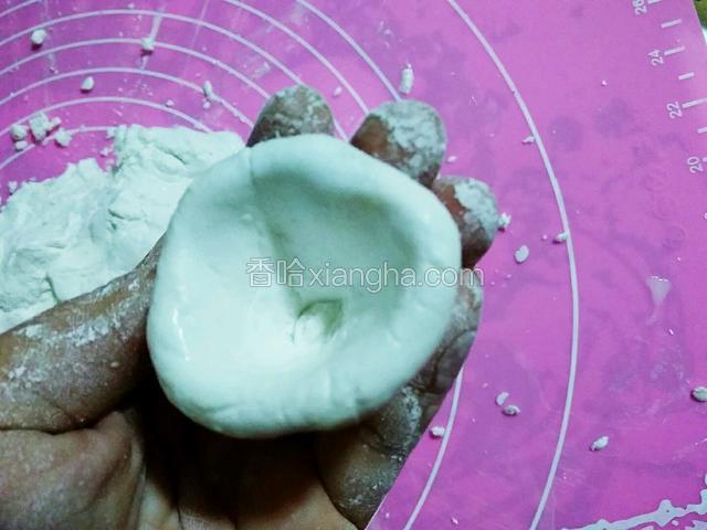 搓成如图所示的下小上大的漏斗型。注意面团的厚度要均匀，不然一会搓圆子的时候容易搓破。