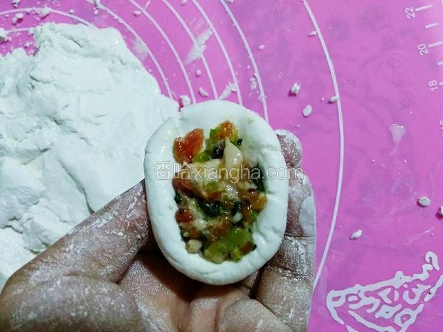 将肉馅放入圆子皮中。一般肉馅不超过圆子皮的高度即可。