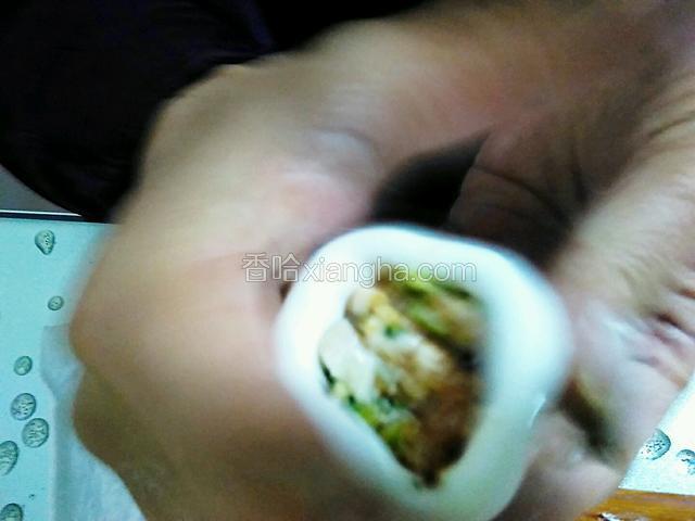 按图中的手法慢慢往上聚拢搓圆子。