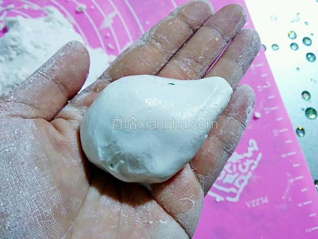 继续搓，如图。收口处要搓成尖尖的锥形。下方则为圆形的样子。