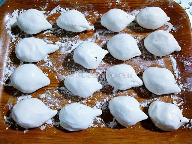 所有圆子搓好，摆放在放有糯米粉的容器里。因为圆子是用湿糯米粉做的，粘性极强，所以要撒上一些干粉，以免黏在容器上，取下的时候破损。