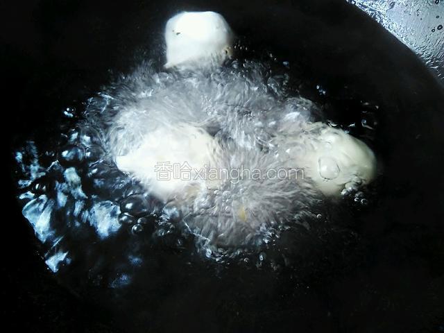 水开后，将圆子一个一个慢慢放入水中。