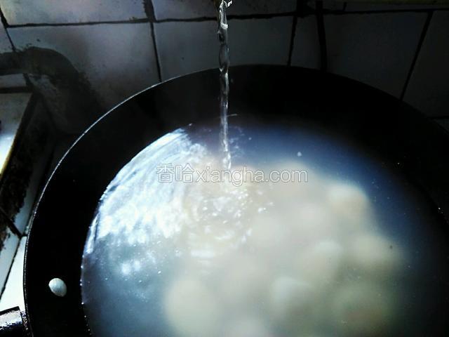 锅中水煮开后，加适量的凉水，继续大火煮。