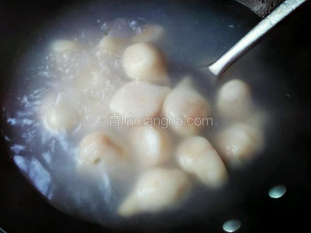 这时可以用锅铲轻轻的翻动一下圆子，以免粘锅。