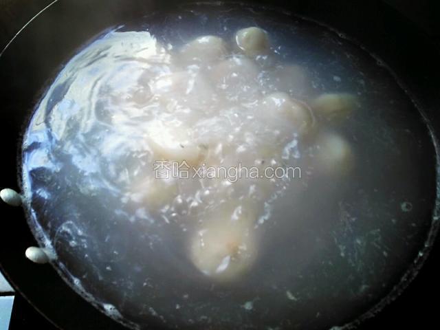 锅中水再次煮开，煮至锅中圆子全部浮出水面。圆子即煮熟。关火，出锅。