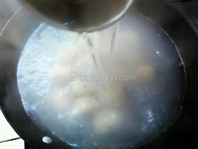 锅中水再次烧开，再加一次凉水。大火煮。