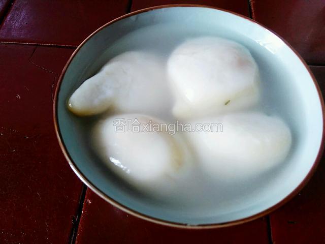 装碗。碗内圆子要呈双数放。吃冬至圆时入口必须成双成对，以求吉利。吃到最后只剩两粒，已婚的人将会万事如意，剩下一颗，单身未婚者将会凡事顺利。