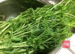 清清白白——豌豆苗豆腐汤的做法图解2
