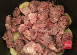 牛腩焖萝卜的做法图解1