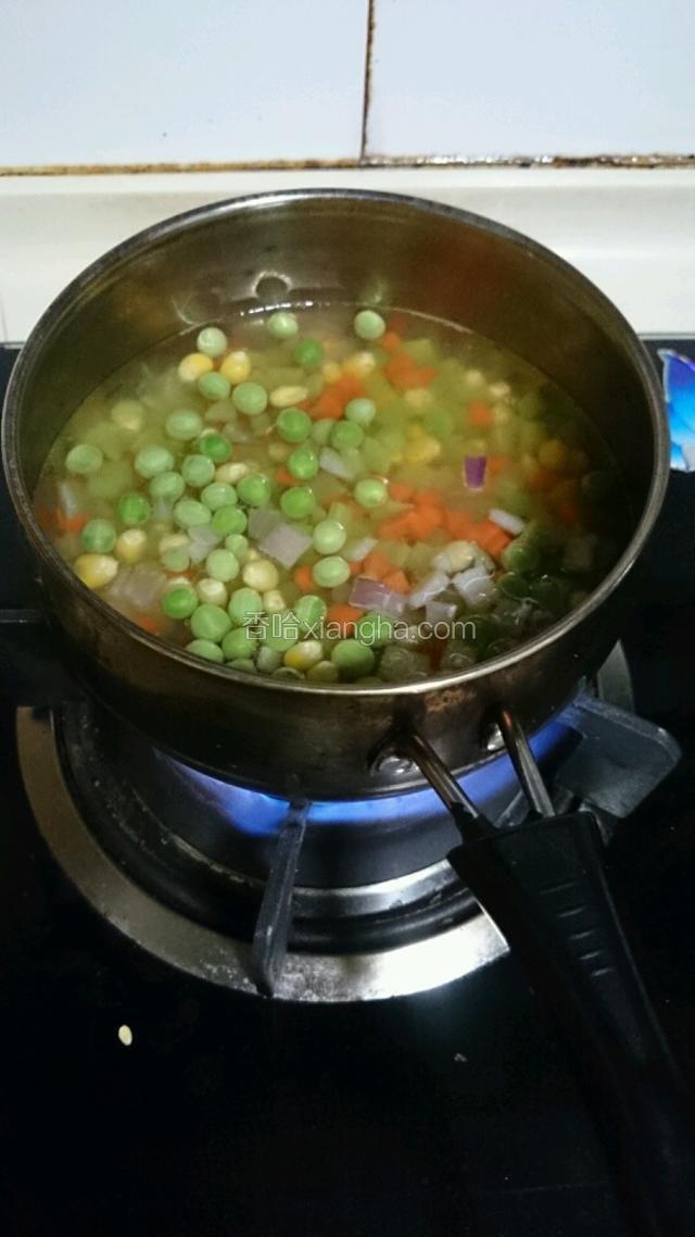 用热开水将图4中的蔬菜丁焯水。（先放豌豆和玉米，待豌豆熟时关火，将胡萝卜，青笋丁快速倒入锅中，轻轻焯水）