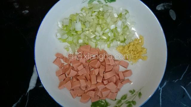 葱姜切末，火腿切丁。
