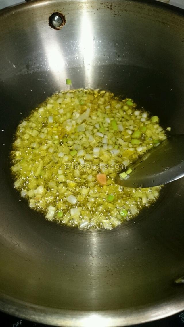 炒锅中放适量橄榄油，油热后爆香葱姜末。