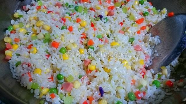 倒入凉米饭翻炒。