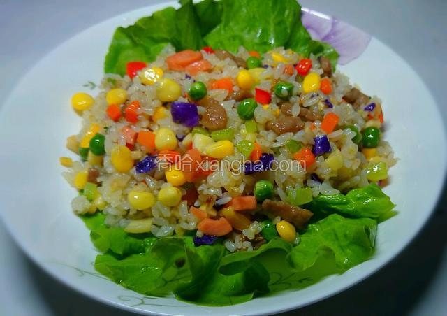 味美又漂亮的彩虹炒饭就做好了。